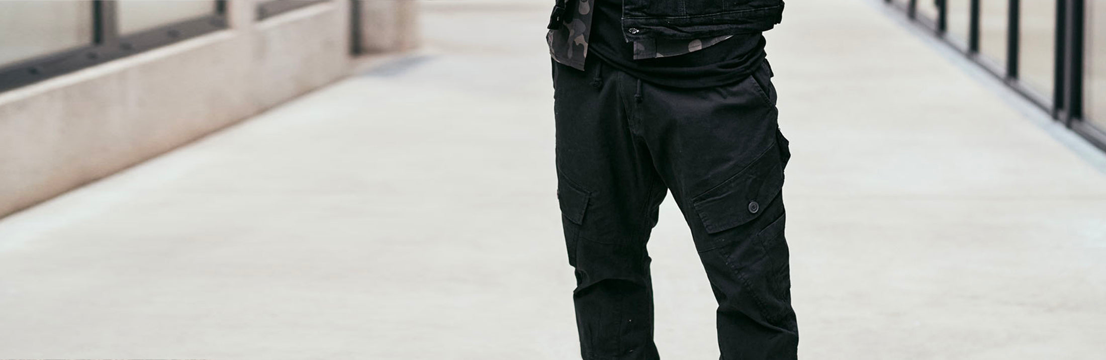 mies mustissa reisitaskuhousuissa