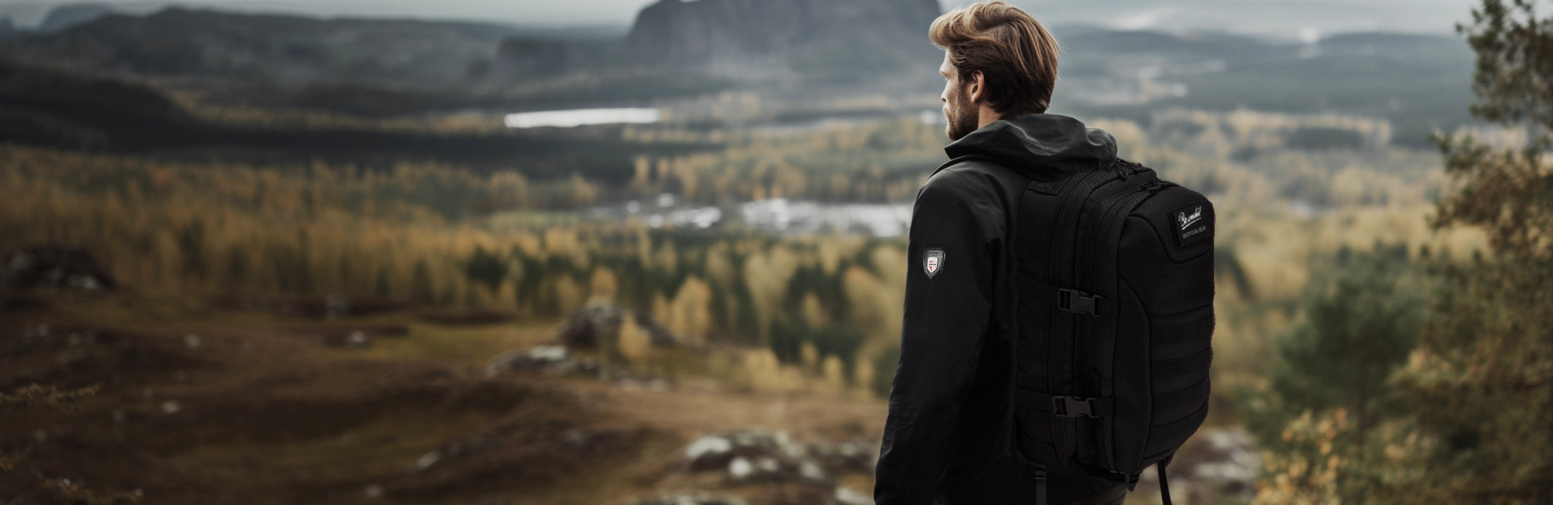 Mies mustassa takissa ja musta reppu selässä