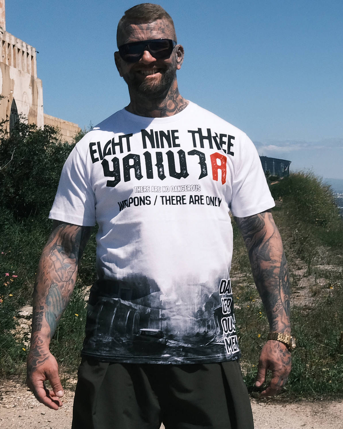 Yakuza Ink Weapons t-paita - Valkoinen